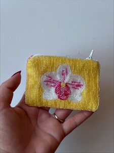 Pochette à monnaie perlée d'inspiration bohème avec broderie créative et caractère artisanal distinctif - Product Image 1