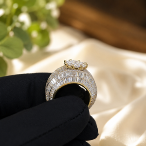 แหวนมอสซาไนต์ทรงกลมประดับเพชรตรงกลาง ชุบทองคำขาว 14K แหวนวันครบรอบสำหรับผู้หญิง ทรงบาแกตต์ ประดับเพชรแบบวงแหวน แหวนหมั้น - Product Image 5