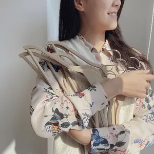 Cintres standard durables et minces enveloppes de riz cintre de costume recyclé