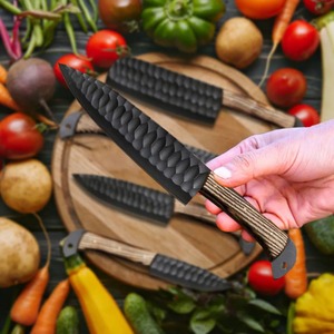 Ensemble de 5 couteaux de cuisine en acier au carbone de style viking, faits à la main, gravés, ensemble de couteaux de chef, ambidextres, professionnels, manches en bois, durables - Product Image 3