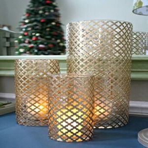 Elegante portavelas metálico diseñado para ofrecer una iluminación suave que crea una armonía tranquila en entornos interiores. - Product Image 2