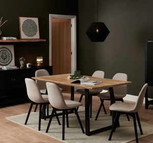 Ensemble de table à manger rectangulaire en teck massif moderne Per Se avec 6 chaises rembourrées en tissu, pieds noirs, usage hôtelier - Product Image 1