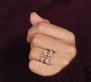 Anillo de diamantes multiforma en oro amarillo macizo con esmeraldas en corte pera, marquesa, redondo y mixto, diseño de racimo dinámico asimétrico abierto - Product Image 2