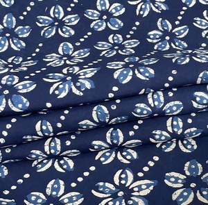 Tissu en coton léger écologique bleu marine imprimé à la main, motif floral blanc, style Jaipur Sanganeri, pour robes, décoration intérieure et vêtements pour filles - Product Image 1