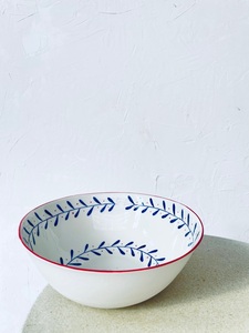 Elegante Tazón de Cerámica para Comedor con Delicado Diseño de Enredaderas Azules, Acabado Brillante para una Presentación Contemporánea en la Cocina - Product Image 2