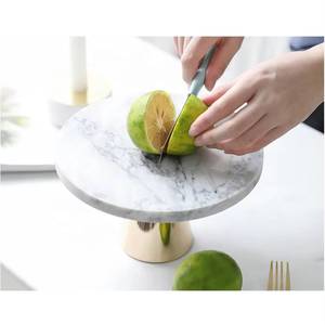 Support à gâteau rond en marbre avec base dorée pour desserts et pâtisseries, support à gâteau de luxe - Product Image 3
