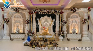 Décoration de scène de réception de mariage de style Bollywood de luxe, scène de cérémonie ornée de blanc et d'or, piliers élégants, aménagement de scène de mariage - Product Image 5