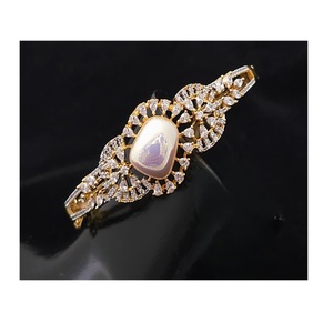 Pulseras de diseño con acabado dorado y blanco elegante en perlas arcoíris para mujeres y niñas, colección para fiestas. - Product Image 1