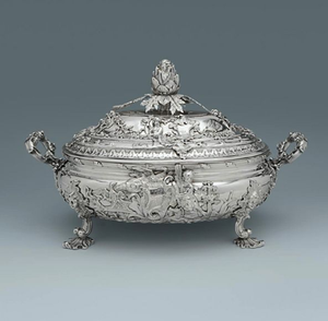 Sopera neoclásica sobre un pedestal elevado con un adorno decorativo con figuras familiares. Estilo antiguo disponible a precios de mayorista. - Product Image 6