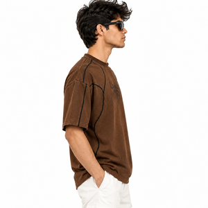 T-shirt oversize marron pour homme, style streetwear, avec motif d'araignée subtil et surpiqûres contrastées contemporaines - Product Image 4