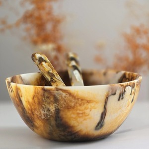 Bol à salade en résine fait main avec motif marbré, design Wabi Sabi, pour servir les aliments à la maison - Product Image 2