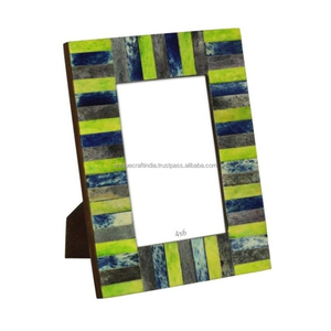 Ensemble de cadres photo en bois faits à la main avec un design à rayures verticales bleu marine et rouge cramoisi, décoration audacieuse - Product Image 3