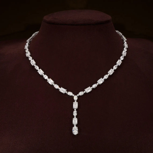 Collar Clásico con Diamantes Cultivados en Laboratorio en Forma de Y con Esmeraldas Ovaladas y Diamantes Redondos con Certificación VVS2, Joyería de Oro Sólido - Product Image 1