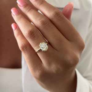 Bague de fiançailles élégante en or jaune massif avec diamant moissanite taille hexagonale de 1,0 carat, sertie clos, bijoux raffinés pour femme - Product Image 1