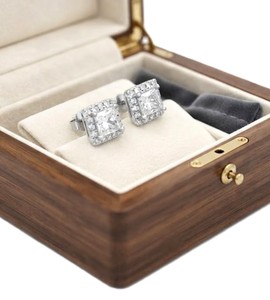 Boucles d'oreilles clous de mariée en or massif 10K 14K 18K, certifiées IGI, avec halo de diamants de laboratoire ronds et taille princesse, couleur DEF, clarté VS VVS - Product Image 5