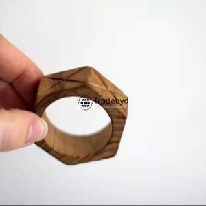 Anneaux de serviette de table élégants en bois, faits à la main, classiques, écologiques et durables, accessoires de décoration de table par Tradebyd - Product Image 1