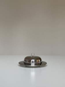 Plato para mantequilla de metal inoxidable de diseño para presentaciones gastronómicas de alta gama que mejora el atractivo visual y la utilidad. - Product Image 2