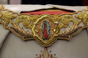 Chasuble moderne respirante personnalisée en ivoire avec broderie dorée et bordure en dentelle, vêtement liturgique pour prêtre catholique, robe d'église XXL - Product Image 6