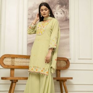 Traje Sharara Premium de Georgette con Bordado de Secuencia Codificada y Dupatta de Seda Georgette Floral para Fiestas - Product Image 3