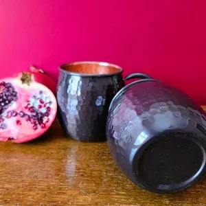 Ensemble de 2 mugs en cuivre noir avec poignée, vaisselle élégante pour l'hydratation pendant le yoga ou la méditation, en provenance d'Inde - Product Image 2