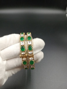 AMAIRA JEWELS Brazalete Chapado en Oro para Mujer con Piedras Ovaladas Polki y Doble Verde, Clásico, de Compromiso, Moderno, Joyería, Regalo - Product Image 1