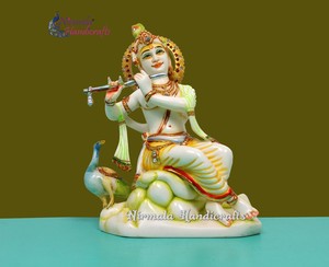 Statue du Dieu Krishna en résine et poussière de marbre, artisanat Nirmala |   Idole de Krishna en Bansuri de style traditionnel, assis, avec paon - Product Image 1