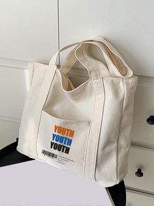 Sac fourre-tout en toile blanche minimaliste artisanal pour femmes, sac à main en tissu de coton robuste avec poche avant et détail du logo rouge - Product Image 3