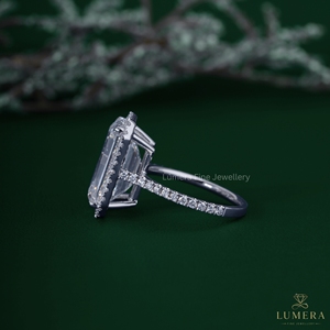 Bague de mariage solitaire pour femme avec halo caché en diamant de laboratoire taille émeraude de luxe 9,69 carats et pavé sur le sisière - Product Image 4