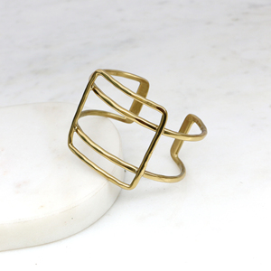 Brazalete Geométrico de Latón Hecho a Mano, Brazalete Abierto Minimalista Estilo Boho, Joyería Ajustable en Tono Dorado, Regalo para Ella - Product Image 6