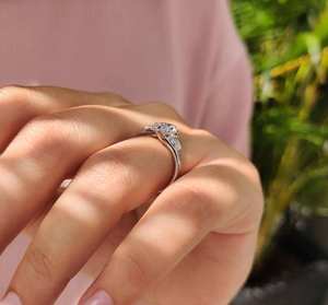 Bague de luxe en diamant taille marquise à trois pierres avec diamants latéraux en forme de poire, bijou raffiné pour fiançailles, mariage ou anniversaire, un chef-d'œuvre de joaillerie fine. - Product Image 6