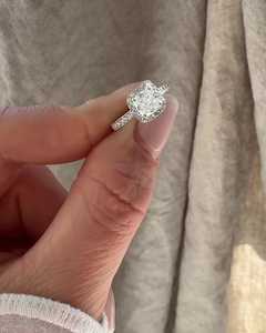 Bague de fiançailles en or 14K avec diamant de laboratoire taille coussin 1,5 carat, pavé halo et accent brillant rond, bandes délicates, vente en gros B2B - Product Image 2