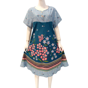 Robe d'été à coupe cape, longueur genou, confortable à porter au quotidien par Chrysanta - Product Image 2