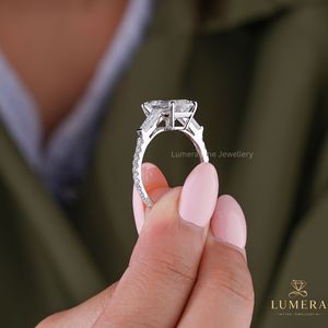 Bague d'anniversaire en diamant de laboratoire taille émeraude certifiée IGI avec pierres latérales baguette effilées pour femme, bague cadeau à trois pierres - Product Image 3