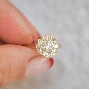 Anillo de Compromiso de Oro Amarillo de 14K con Diamante Cultivado en Laboratorio, Estilo Art Deco, Redondo - Product Image 2