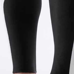 Pantalon de yoga taille haute longueur cheville blanc uni avec empiècements noirs sur les mollets, sans coutures, en Spandex et Nylon, extensible dans les quatre sens, avec surpiqûres contrastées - Product Image 5