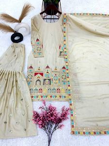 Ensemble Salwar Kameez prêt-à-porter en soie Chinnon pure, broderie lourde, travail de cordon et de sequins, collection pour mariages - Product Image 5