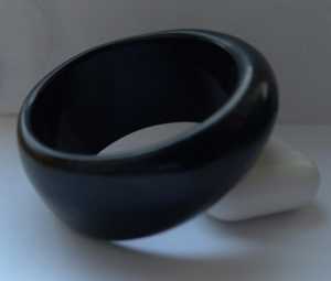 Brazalete de Resina Negra Hecho a Mano, Ancho y Grueso, con Cúpula Convexa, de Resina Sólida Lisa, Estilo Obsidiana, Joyería de Diseño - Product Image 4
