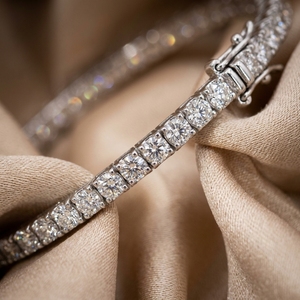 Brazalete de Tenis Ligero y Redondo con Diamante Cultivado en Laboratorio de 1.30 Ct |   En oro amarillo, blanco y rosa de 9 quilates - Product Image 4