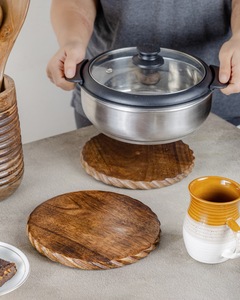 Juego de 2 Salvamanteles Redondos Rústicos de Madera Hechos a Mano de 8 Pulgadas para Ollas Calientes, Platos, Teteras y Sartenes, Protector de Mesa de Cocina - Product Image 3