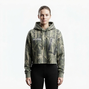 Hoodie court imprimé bambou pour femme – Vêtements d'hiver personnalisés avec poches utilitaires – Style streetwear - Product Image 1