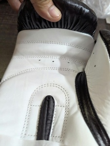 Gants de boxe en cuir PU 16oz avec logo personnalisé pour le kickboxing, le sparring et l'entraînement aux arts martiaux, à doigts complets, à enfiler - Product Image 6