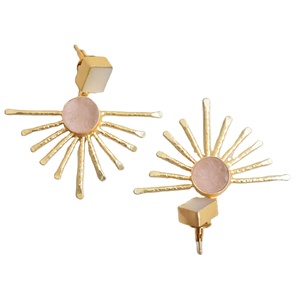 Boucles d'oreilles pendantes en laiton naturel, quartz rose, nacre, géométriques, plaquées or 10 carats, texture de laiton mat de qualité supérieure, tendance, statement - Product Image 5