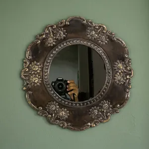 Miroir mural en métal vintage de conception artisanale, fait main, motif floral moderne, ornement décoratif suspendu, finition antique, décoration intérieure Uttar - Product Image 1