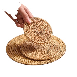 Plato de Ratán Natural Tejido con Incrustaciones de Cerámica, Posavasos Hecho a Mano para Mesa de Café, Venta al por Mayor, TUYET DUNG, Diseño Floral Clásico, Hecho en Vietnam - Product Image 1