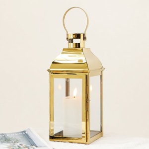 Lanterne carrée dorée avec panneaux en verre transparent pour la décoration de la maison - Product Image 1