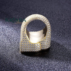 แหวนค็อกเทลผู้ชายเงินแท้ 925 ชุบทอง 18K ประดับเพชรโมอิสซาไนต์ทรงกลมเจียระไนแบบเหลี่ยม ตัวอักษรประดับแบบ Pave Setting สไตล์ฮิปฮอป - Product Image 3