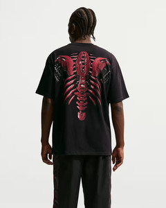 Camiseta Negra de Manga Corta para Hombre con Estampado de Costillas Rojas, Estilo Urbano, Corte Holgado, Cuello Redondo, 100% Algodón, Logotipo Frontal, Jersey - Product Image 4