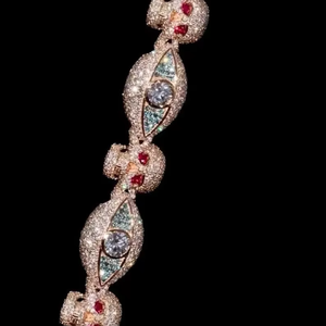 Bracelet en argent 925 avec design crâne en moissanite et accents de pierres rouges et bleues, serti pavé, effet diamant, bijou tendance - Product Image 1