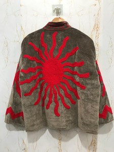 Veste en velours dynamique brodée soleil, manteau Suzani marron, veste d'art bohème rouge, idéale pour l'aventure et les vacances - Product Image 2