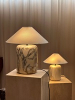 Lampe d'appoint en marbre haut de gamme, conçue pour les intérieurs haut de gamme, avec un style décoratif exclusif et un impact visuel durable.